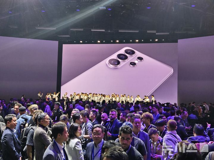 [샌프란시스=뉴시스]25일(현지시간) 미국 샌프란시스코에 위치한 팰리스 오브 파인 아트에서 개최된 '갤럭시 언팩 2026(Galaxy Unpacked 2026)' 행사 관람객들이 실제 갤럭시 S26 시리즈 제품 체험을 위해 이동하고 있다. (사진=윤현성 기자)