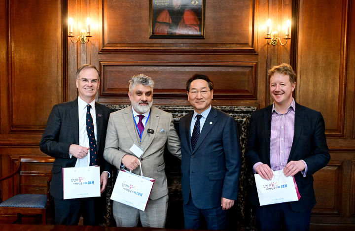 25일(현지시간) 영국 케임브리지대학교에서 앤디 파커(왼쪽부터) 케임브리지대 피터하우스 학장, 파리드 칸 박사, 유정복 인천시장, 폴 브리스토 피터버러 시장이 기념품을 교환하고 기념사진을 촬영하고 있다. (사진=인천시 제공) 2026.02.26. photo@newsis.com *재판매 및 DB 금지