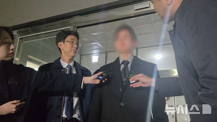 [서울=뉴시스] 이지영 기자= 김병기 무소속 의원 차남 김모씨가 지난달 25일 업무방해 혐의 피의자 신분으로 약 13시간 조사를 받고 나오고 있다. 2026.03.02. jee0@newsis.com