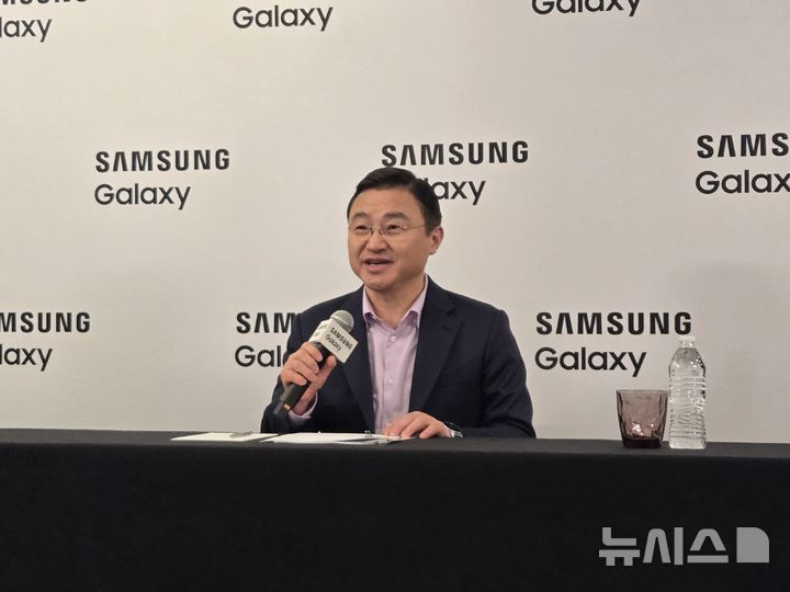 [샌프란시스코=뉴시스]노태문 삼성전자 대표이사 사장(DX부문장)이 25일(현지시각) 미국 샌프란시스코에서 진행된 '갤럭시 언팩 2026' 행사 이후 국내 언론과 기자간담회를 진행하고 있다. (사진=윤현성 기자)