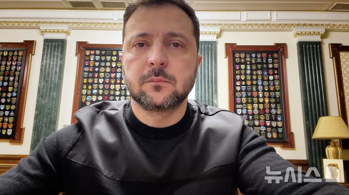 [서울=뉴시스]볼로디미르 젤렌스키 우크라이나 대통령이 25일(현지시간) 화상 연설을 하고 있다. (사진 = 우크라이나 대통령실 홈페이지 갈무리) 2026.02.26 photo@newsis.com