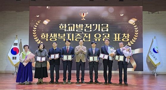 강건우 엔알비 대표이사(오른쪽에서 세번째)가 23일 경북 교육감 표창을 받았다. (사진=엔알비) *재판매 및 DB 금지