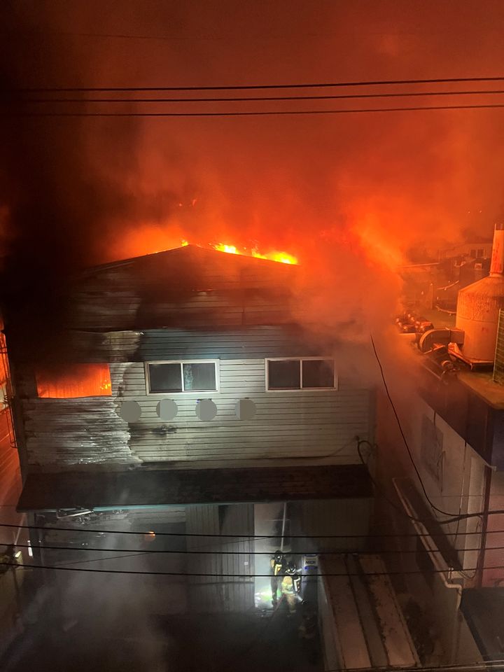 [부산=뉴시스] 26일 오전 부산 사상구의 한 금속공장에서 불이 났다. (사진=부산소방재난본부 제공) 2026.02.26. photo@newsis.com *재판매 및 DB 금지