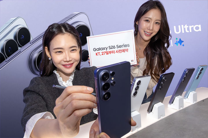 [서울=뉴시스] KT닷컴은 울트라 1TB 모델을 단독으로 출시한다. 월정액 6만9000원 이상 요금제에 가입하면 1TB 모델을 512GB 가격에 살 수 있다. 한정 수량이다. (사진=KT 제공) 2026.02.26. photo@newsis.com *재판매 및 DB 금지