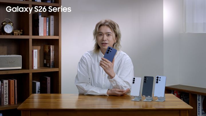 [서울=뉴시스] LG유플러스는 구글 원 팩 요금제 가입시 제미나이3와 스토리지를 최대 2TB까지 이용할 수 있는 게 특징이다. 이번에 새롭게 출시한 구글 원 팩은 국내 이통사 중에 처음 출시한 구글 인공지능(AI) 프로(월 2만9000원)를 저렴하게 이용할 수 있는 요금제다. 사진은 LG유플러스 직원이 갤럭시 S26 시리즈를 소개하는 모습. (사진=LGU+ 제공) 2026.02.26. photo@newsis.com *재판매 및 DB 금지