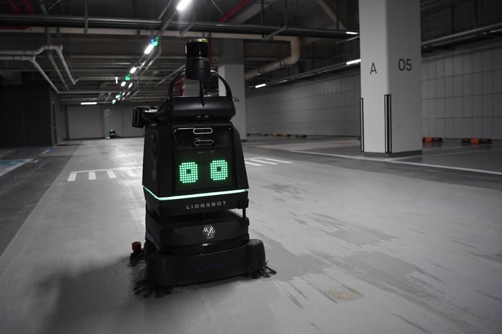 [서울=뉴시스] 포스코이앤씨는 서울 서초구 잠원동 신반포 21차 주택재건축정비사업(오티에르 반포) 현장에 인공지능(AI) 기반 자율주행 청소 로봇을 도입했다고 26일 밝혔다. (사진=포스코이앤씨 제공) 2026.02.26. photo@newsis.com *재판매 및 DB 금지