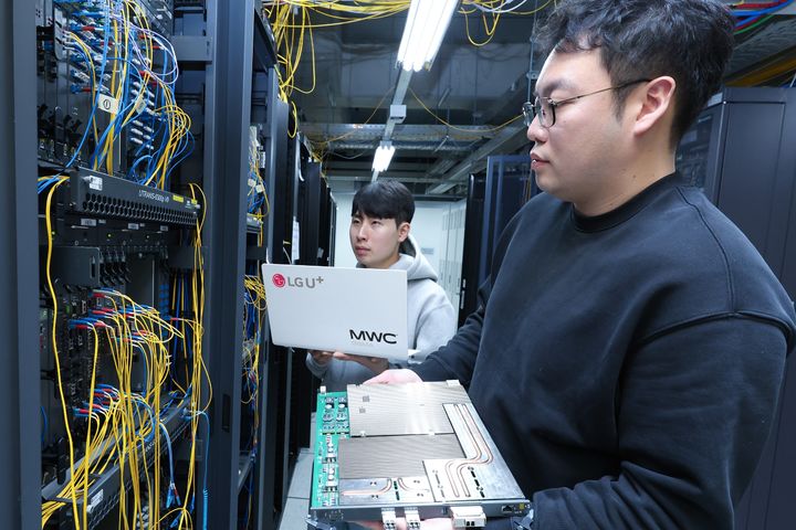 [서울=뉴시스] LG유플러스가 MWC26에서 AI 확산과 함께 고도화되는 사이버 위협에 대응하기 위한 차세대 보안 기술을 공개한다. 사진은 LG유플러스 임직원들이 양자내성암호(PQC) 광전송장비를 소개하고 있는 모습. (사진=LG유플러스 제공) *재판매 및 DB 금지
