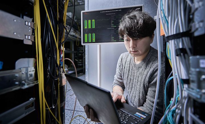 [서울=뉴시스] SKT는 국내외 기업과 함께 AI와 통신 인프라를 결합한 차세대 기지국 AI-랜을 개발하고, 이를 실증망에서 시연하는 데 성공했다고 26일 밝혔다. 사진은 AI-랜 실증 장비를 점검하고 있는 SKT 구성원들의 모습. (사진=SK텔레콤 제공) *재판매 및 DB 금지