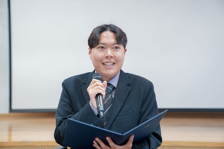 [서울=뉴시스] 연세대 강남세브란스병원은 병원 대강당에서 신경근육계 희귀난치질환을 극복하고 학업을 이어온 환우들을 격려하기 위해 '한국의 호킹들 축하합니다' 행사를 개최했다고 26일 밝혔다. (사진=강남세브란스병원 제공) 2026.02.26. photo@newsis.com *재판매 및 DB 금지