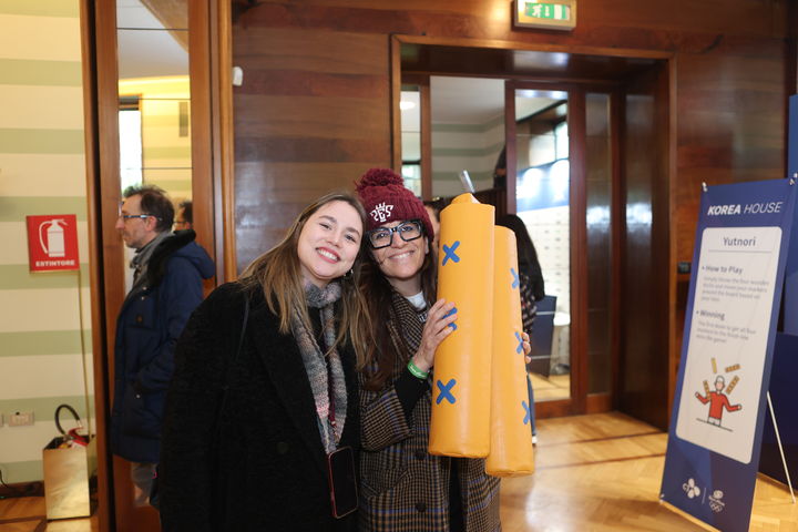 [서울=뉴시스] 코리아하우스에서 전통놀이 즐기는 외국인 관람객. (사진 = 대한체육회 제공) *재판매 및 DB 금지