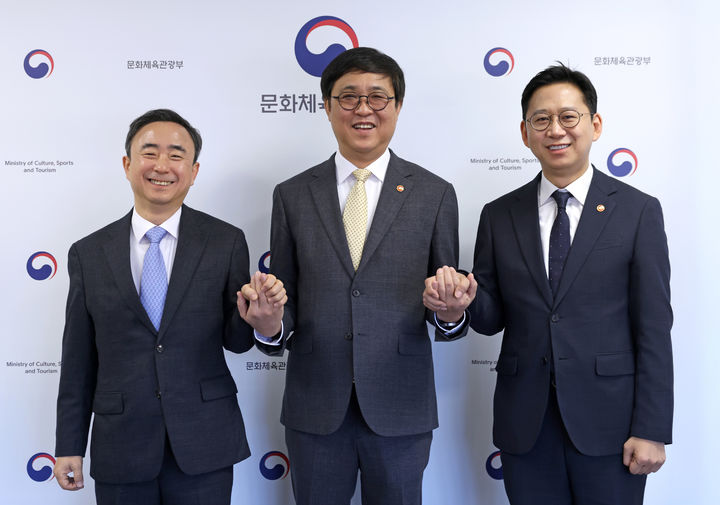 최휘영 문화체육관광부 장관, 배경훈 부총리겸 과학기술정보통신부 장관, 임문영 국가인공지능전략위원회 부위원장이 26일 서울 종로구 국립현대미술관 서울관에서 간담회를 갖고 인공지능 산업과 문화산업의 상생을 위해 필요한 제도개선과 지원사업을 함께 추진해 나가기로 뜻을 모으고 기념촬영을 하고 있다. (사진=문화체육관광부 제공) *재판매 및 DB 금지