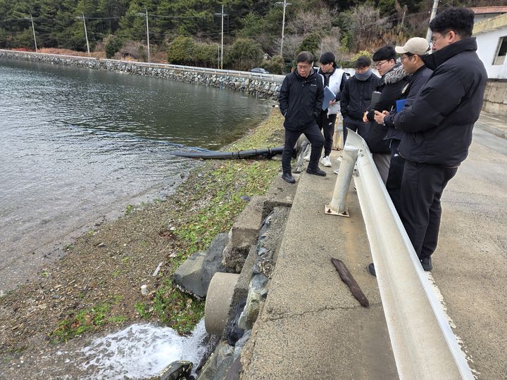 [거제=뉴시스] 신정철 기자= 경남 거제시는 미 식품의약국(FDA)의 패류생산 지정해역 점검에 대비해 국립수산과학원, 국립수산물품질관리원, 경상남도와 긴밀한 협조 체계를 구축, 합동 점검을 실시하고 현장 대응에 박차를 가하고 있다고 26일 밝혔다.사진은 지난 25일 지정해역 인근 마을에서의 합동점검 모습.(사진=거제시 제공).2026.02.26. photo@newsis.com *재판매 및 DB 금지