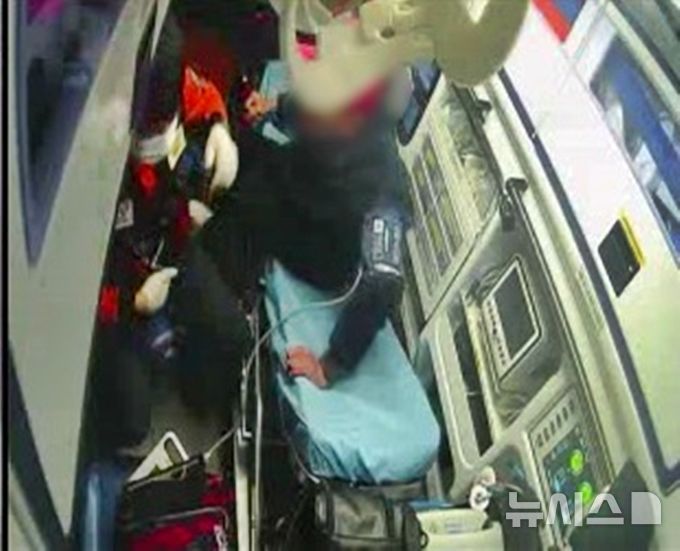 [제주=뉴시스] 제주소방안전본부가 26일 공개한 소방활동 방해 사진. 지난달 20일 제주 한 이송 중인 구급차량에서 허리 통증을 호소한 신고자가 주먹으로 구급대원의 얼굴을 가격하는 사건이 발생했다. (사진=제주소방안전본부 제공) 2026.02.26. photo@newsis.com 