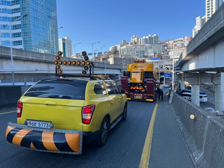 [부산=뉴시스] 특수견인차량이 해상 교량에서 고장 트레일러를 대상으로 긴급 견인 서비스를 시행하고 있다. (사진=부산시설공단 제공) 2026.02.26. photo@newsis.com *재판매 및 DB 금지