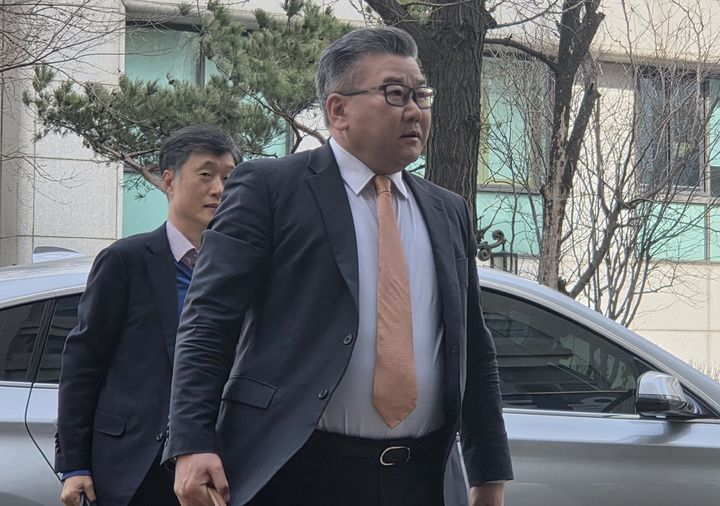 [서울=뉴시스] 이지영 기자= 감사원의 '서해 공무원 피살 사건' 감사 발표 과정에서 군 기밀 유출 혐의를 받는 유병호 감사위원이 26일 서울경찰청 반부패수사대에 출석하고 있다. 2026.02.26. jee0@newsis.com *재판매 및 DB 금지