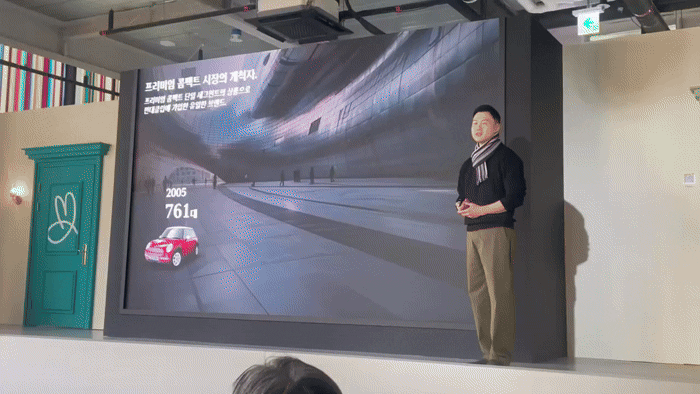 [서울=뉴시스] 류인선 기자 = 정수원 미니 코리아 총괄 본부장이 26일 오전 서울 용산구 모드 127에서 열린 디 올-일렉트릭 MINI 쿠퍼 SE 폴 스미스 에디션 공개 행사에서 발언하고 있다. 2026.2.26. photo@newsis.com *재판매 및 DB 금지