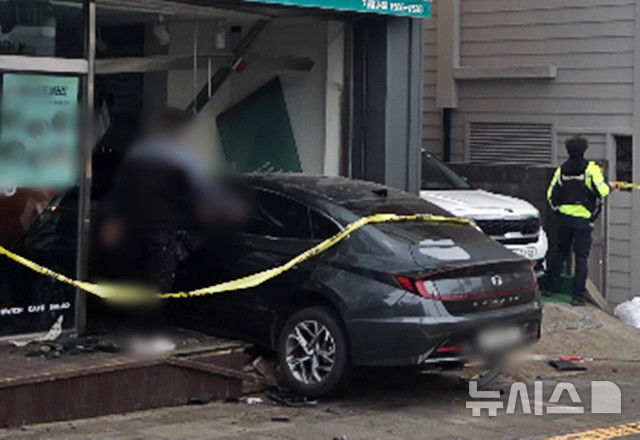 [제주=뉴시스] 차량이 상가로 돌진한 사고 현장. (사진=뉴시스DB) photo@newsis.com 