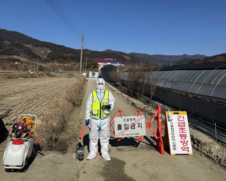[무안=뉴시스] 전남지역 조류인플루엔자 방역현장. (자료사진 = 전남도 제공). 2026.02.26. photo@newsis.com *재판매 및 DB 금지