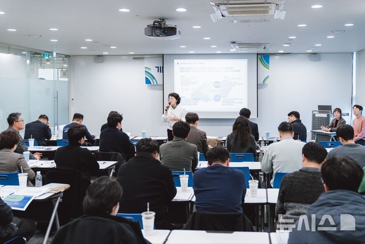 [제주=뉴시스] 제주도는 25일 제주창조경제혁신센터에서 로컬크리에이터 육성 기본계획 수립을 위한 연구용역 착수보고회를 열고 있다. (사진=제주도 제공) 2026.02.26. photo@newsis.com