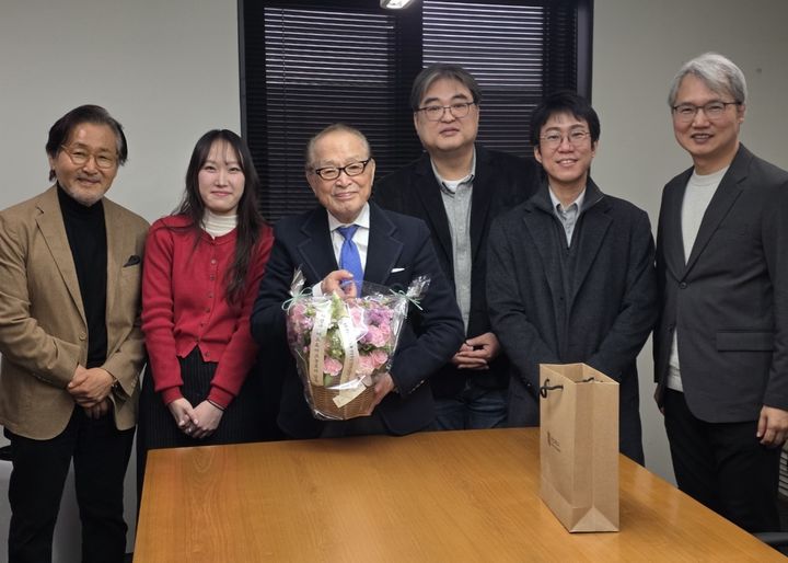 [서울=뉴시스] (왼쪽부터) 신언식 제주방송 회장, 서강대 한윤지 학생, 신영균 명예이사장, 서강대 최용순 교수, 정다샘 교수, 김상용 기획처장이 기념 촬영을 하고 있다. (사진=서강대 제공) 2026.02.26. photo@newsis.com *재판매 및 DB 금지