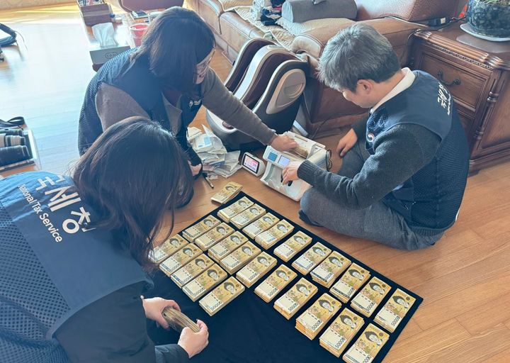 국세청이 고액·상습체납자에 대한 현장 수색에서 압류한 현금. *재판매 및 DB 금지