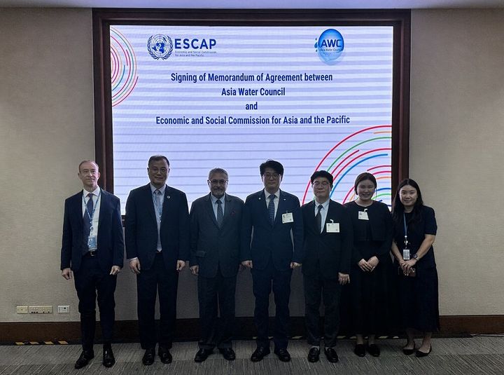 [세종=뉴시스] 한국수자원공사가 전날 태국 방콕 유엔 콘퍼런스센터에서 의장기관으로 활동 중인 아시아물위원회(AWC)와 유엔 아시아·태평양 경제사회위원회(UNESCAP) 간 아태지역 물·기후변화 대응력 강화를 위한 합의각서(MOA) 체결 뒤 주요 참석자들이 기념사진을 촬영하고 있다. (사진=수자원공사 제공) 2026.02.26. photo@newsis.com *재판매 및 DB 금지