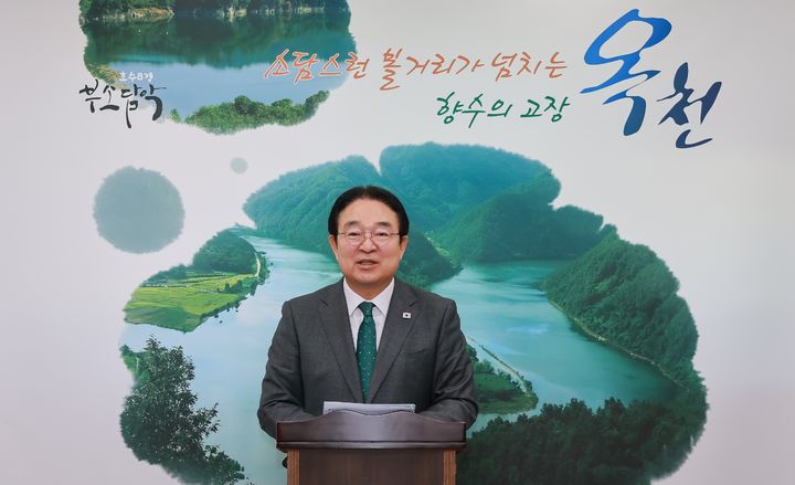 [옥천=뉴시스] 황규철 충북 옥천군수가 농어촌 기본소득 첫 지급일을 하루 앞둔 26일 군청 군정홍보실에서 대군민 발표를 하고 있다. 황 군수는 옥천형 기본소득을 전국이 주목하는 모범사례로 만들어가겠다고 말했다. (사진=옥천군 제공) 2026.02.26. photo@newsis.com *재판매 및 DB 금지