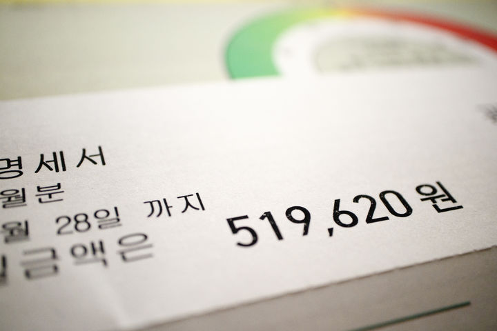 [서울=뉴시스]연초 관리비 상승의 주요 원인 중 하나는 장기수선충당금 조정이다. 장기수선충당금은 외벽 도색, 승강기 교체, 지하주차장 보수 등 대규모 수선 공사를 대비해 매달 적립하는 비용이다. 사진 유토이미지 *재판매 및 DB 금지