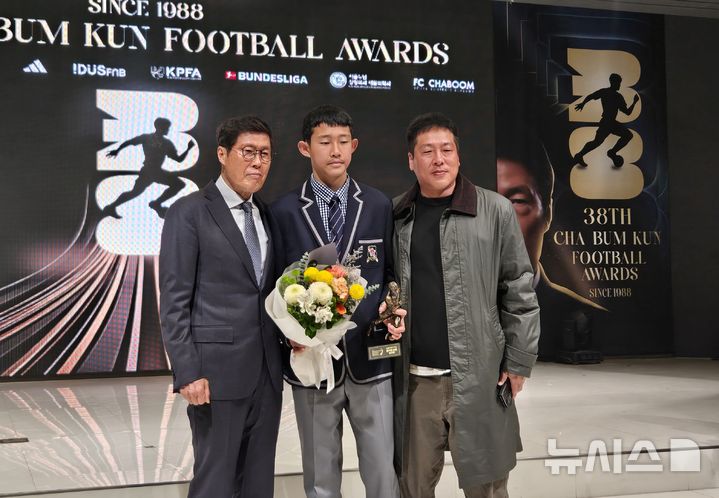 [서울=뉴시스] 하근수 기자= 제38회 차범근축구상 시상식에 참석한 차범근 이사장(왼쪽). 2026.02.26. hatriker22@newsis.com