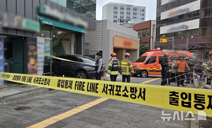 80대 몰던 승용차가 차량 치고 음식점 돌진…3명 이송