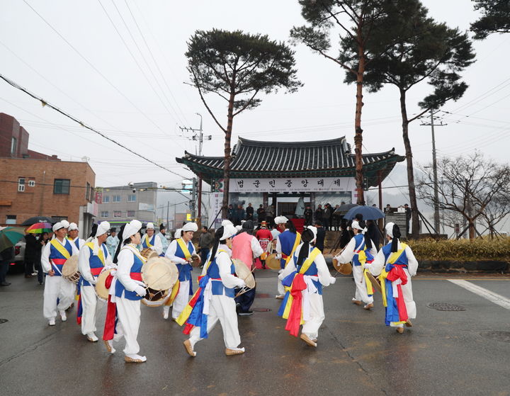 [태안=뉴시스] 충남 태안군이 지난해 2월12일 경이정 일원에서 개최한 정월대보름 맞이 '2025년 범군민중앙대제 및 민속놀이 한마당'에 참석한 풍물패가 사물놀이를 펼치고 있다. (사진=태안군 제공) 2026.02.26. photo@newsis.com&nbsp; *재판매 및 DB 금지