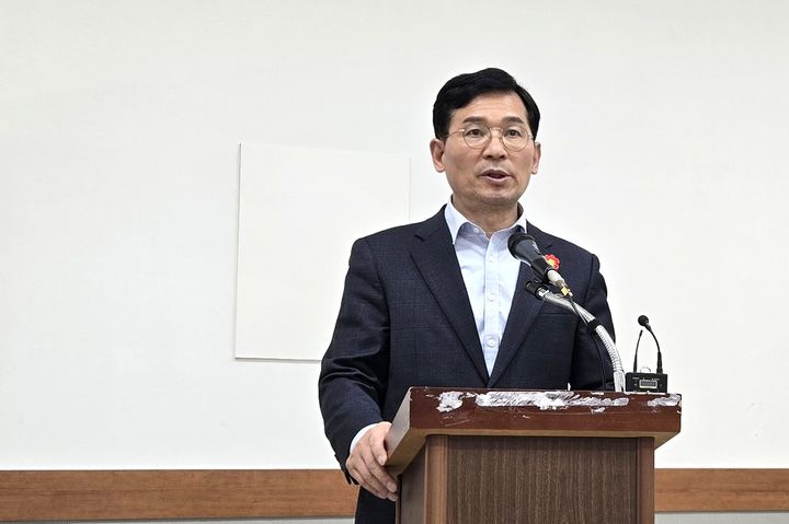 [청주=뉴시스] 임선우 기자 = 더불어민주당 유행열 청주시장 출마예정자가 26일 시청 브리핑룸에서 기자회견을 열어 미투 의혹 제기자에 대한 형사고소 대응 입장을 밝히고 있다. 2026.02.26. imgiza@newsis.com