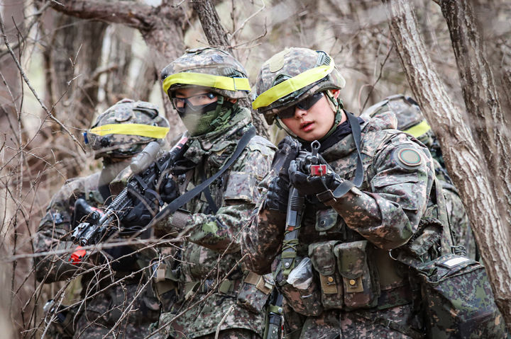 [화천=뉴시스] 26일 육군 제15보병사단은 지난 23일부터 강원도 화천군과 철원군 일대에서 혹한기 훈련을 실시하고 있다고 26일 밝혔다. 육군제15보병사단 제공. *재판매 및 DB 금지