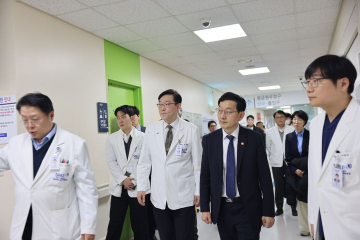 [서울=뉴시스]윤창렬 국무조정실장은 26일 오전 서울 마포구에 위치한 서울시 정신응급합동대응센터를 찾아 자살위기 현장기관 초기 합동대응 현황을 점검했다. (사진=총리실 제공) photo@newsis.com *재판매 및 DB 금지