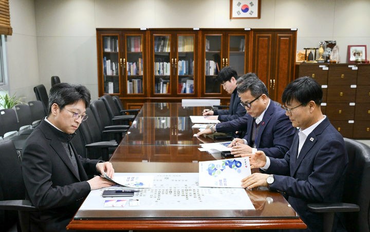 [거제=뉴시스] 신정철 기자= 변광용 거제시장(사진, 오른쪽 첫번쨰)은 26일, 국토부 홍지선 제2차관을 만나 거제~통영 고속도로 조기 착공, 가덕신공항 개항에 대비한 거가대로(국지도 58호선) 고속국도 승격을 적극 건의했다.(사진=거제시 제공).2026.02.26. photo@newsis.com *재판매 및 DB 금지