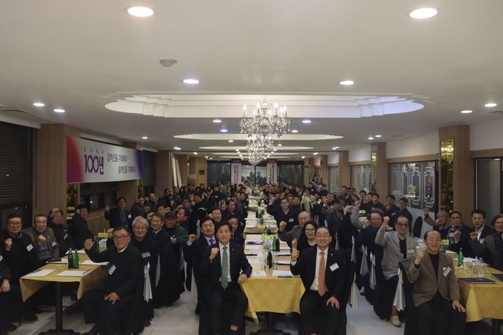 [밀양=뉴시스] 밀양체육 100주년 책자 발간 발대식 참석자들이 기념 촬영을 하고 있다. (사진= 밀양시 제공) 2026.02.26. photo@newsis.com *재판매 및 DB 금지