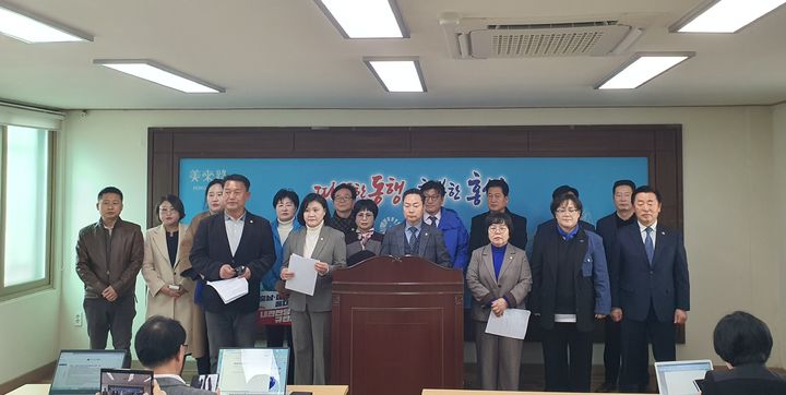 [홍성=뉴시스] 홍성군의회 더불어민주당 소속 의원 기자회견 모습. *재판매 및 DB 금지