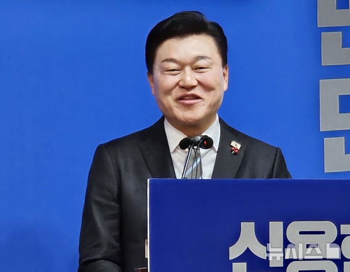 [청주=뉴시스] 이도근 기자= 신용한 대통령 직속 지방시대위원회 부위원장이 26일 충북 청주시 상당구 문화동 충북도청 브리핑룸에서 충북지사 선거 출마를 공식 선언하고 있다. 2026.02.26. nulha@newsis.com 