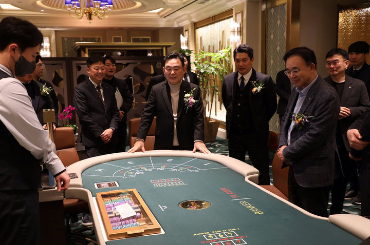 강원랜드는 26일 VIP 임시 회원영업장 운영 개시 기념식이 하이원 그랜드호텔 5층에서 최철규 대표이사 직무대행을 비롯해 임우혁 노동조합 위원장, 안광복 상임감사 등이 참석한 가운데 진행하고 있다.(사진=강원랜드 제공) *재판매 및 DB 금지