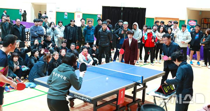[울진=뉴시스] = 현정화 감독과 손병복 울진군수가 울진 대게 전국 오픈 탁구 대회 시범 경기. (사진=울진군 제공) 2026.02.26. photo@newsis.com