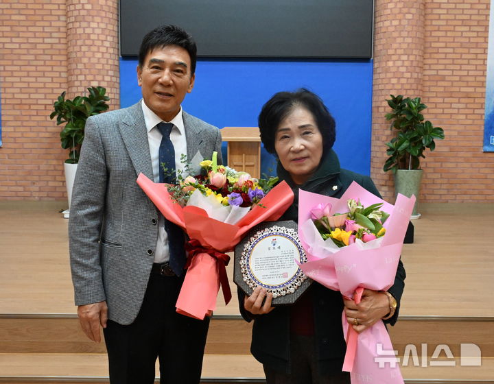 [완주=뉴시스] 완주군의회 이순덕 운영위원장이 지역 문화예술 발전과 공연 인프라 확충을 위한 의정활동 공로를 인정받아 완주에버그린콰이어(시니어클럽합창단)로부터 공로패를 수상했다. *재판매 및 DB 금지