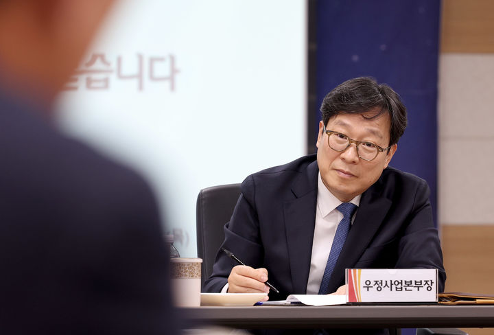 [서울=뉴시스] 박인환 우정사업본부장이 26일 전북지방우정청을 방문해 노동조합 관계자, 총괄국장 등과 우정사업 미래 발전 방향을 논의하는 자리를 마련한 가운데 한 직원의 발언을 경청하고 있다. (사진=우본 제공) 2026.02.26. photo@newsis.com *재판매 및 DB 금지