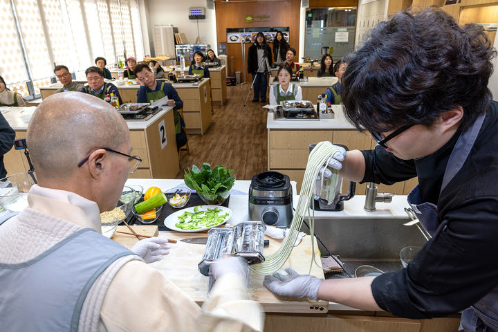 [서울=뉴시스] 사찰음식 미디어 초청행사에서 선재스님이 면을 만들고 있다. (사진=한국불교문화사업단 제공) 2026.02.26. photo@newsis.com *재판매 및 DB 금지