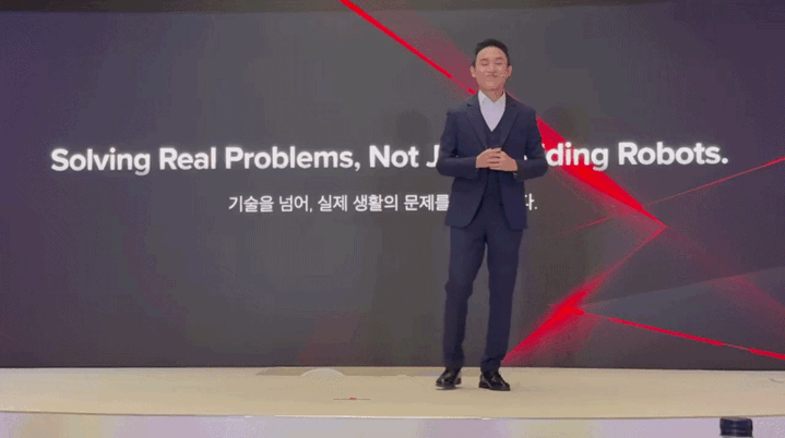 26일 열린 '2026 로보락 론칭쇼'에서 댄 챔(Dan Cham) 아시아태평양 마케팅 총괄이 발표하고 있다. (사진=박나리 기자) *재판매 및 DB 금지