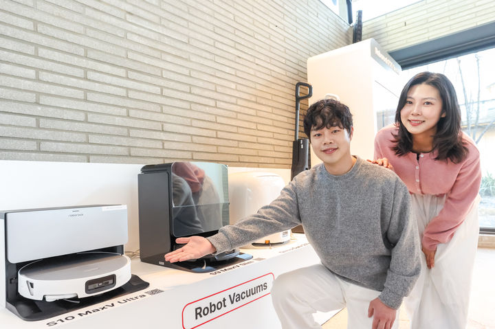 26일 열린 '2026 로보락 론칭쇼'에서 모델들이 2026년 플래그십 로봇청소기 'S10 MaxV Ultra'(S10 맥스V 울트라)를 선보이고 있다. (사진=로보락 제공) *재판매 및 DB 금지