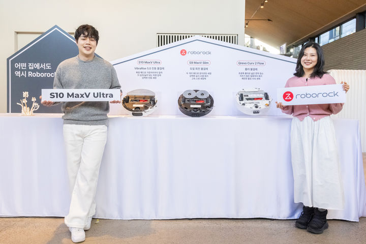 26일 열린 '2026 로보락 론칭쇼'에서 모델들이 2026년 플래그십 로봇청소기 'S10 MaxV Ultra'(S10 맥스V 울트라)를 선보이고 있다. (사진=로보락 제공) *재판매 및 DB 금지