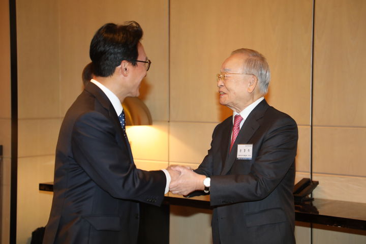 [서울=뉴시스] 손경식 한국경영자총협회(경총) 회장과 김민석 국무총리가 26일 오후 서울 종로구 포시즌스호텔에서 '국무총리 초청 경총 간담회 및 K국정설명'에 참석해 있다. (사진=경총 제공) 2026.2.26. photo@newsis.com *재판매 및 DB 금지