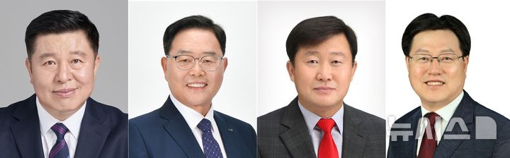 [양주=뉴시스] 왼쪽부터 정덕영 전 양주시의회 의장, 강수현 양주시장, 김시갑 전 경기도의원, 박종성 전 양주시자원봉사센터장. (사진=정당별 가나다순) photo@newsis.com