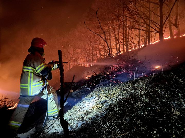 [함양=뉴시스] 지난 21일 경남 함양군 마천면에 발생한 산불 (사진=함양소방서 제공) 2026. 02. 26. photo@newsis.com *재판매 및 DB 금지