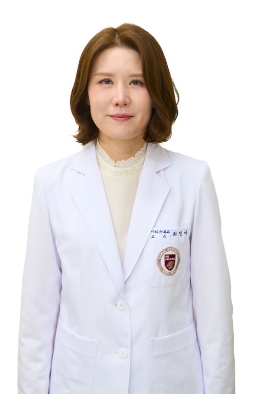 [서울=뉴시스] 28일 의료계에 따르면 류마티스 질환은 관절과 연골은 물론 뼈, 근육, 인대 등을 비롯해, 이를 둘러싼 혈관과 신경 등 인체의 근골격계 전반에 발생하는100여 가지 이상의 다양한 질환을 포괄하는 광범위한 개념이다. 사진은 최인아 고대구로병원 류마티스내과 교수. (사진=고려대구로병원 제공) 2026.02.26. photo@newsis.com *재판매 및 DB 금지